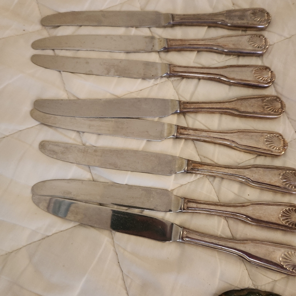 Antique 43 piece International E.P Korea shell pattern silverware set. - Picture 16 of 16